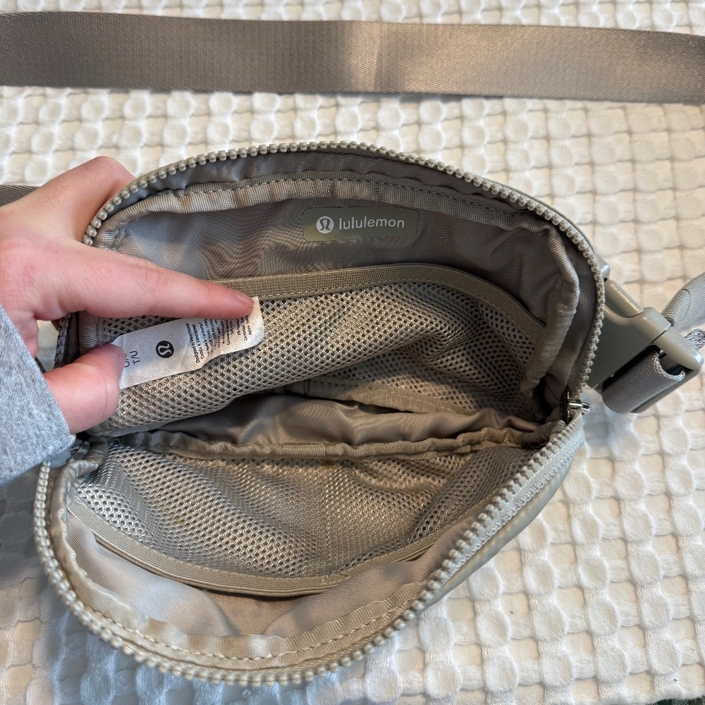 Lululemon Penn State Everywhere Belt Bag in Raw Linen - Picture 5 of 7